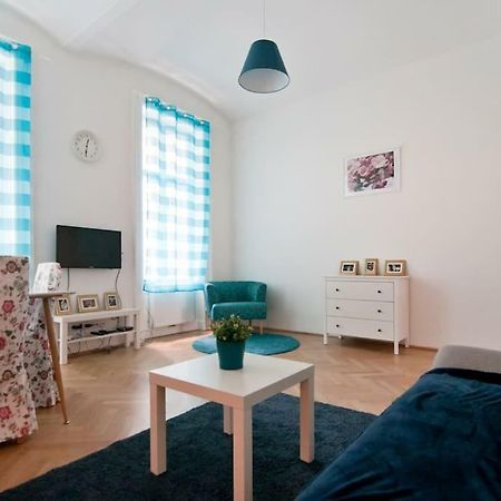 Marvelous Midtown Apartment Wina Bagian luar foto