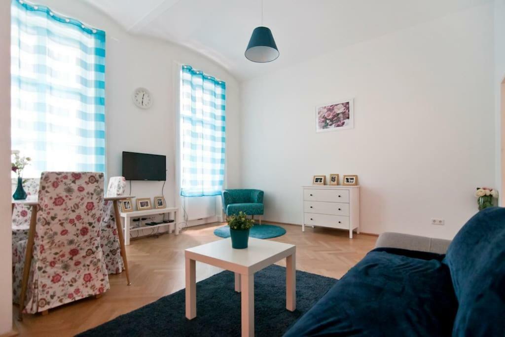 Marvelous Midtown Apartment Wina Bagian luar foto