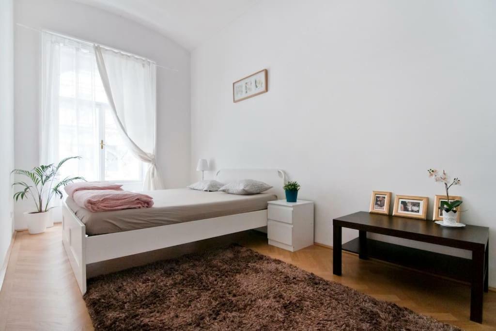 Marvelous Midtown Apartment Wina Bagian luar foto
