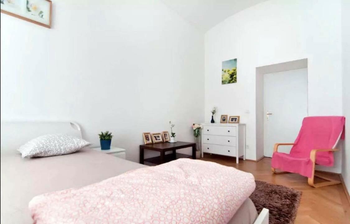 Marvelous Midtown Apartment Wina Bagian luar foto